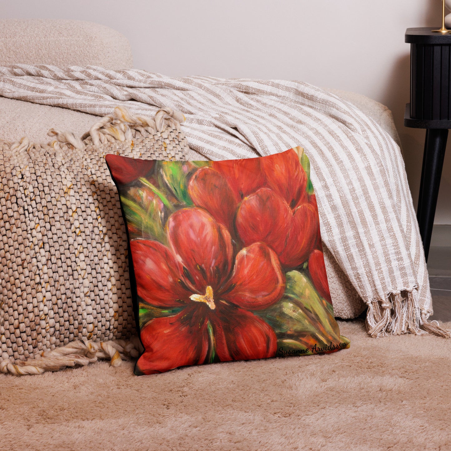 Kuddfodral Red Tulpaner 50x50 med konstmotiv av Susanne Arvidsson, dekorativ kudde i linnestruktur för hem och inredning.