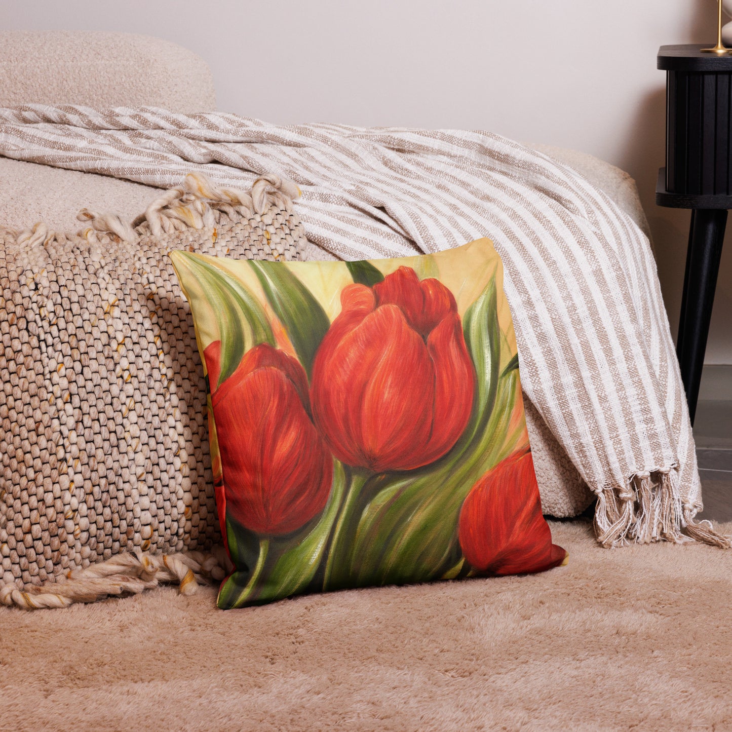 Låt färgen från blommande tulpaner flytta in i ditt hem med Kuddfodral Red Tulips Bloom – Konstmotiv av Susanne Arvidsson Motivet är inspirerat av tulpanens kraftfulla röda färg och dess eleganta former – en blomma som ofta symboliserar både vår, energi och liv.
