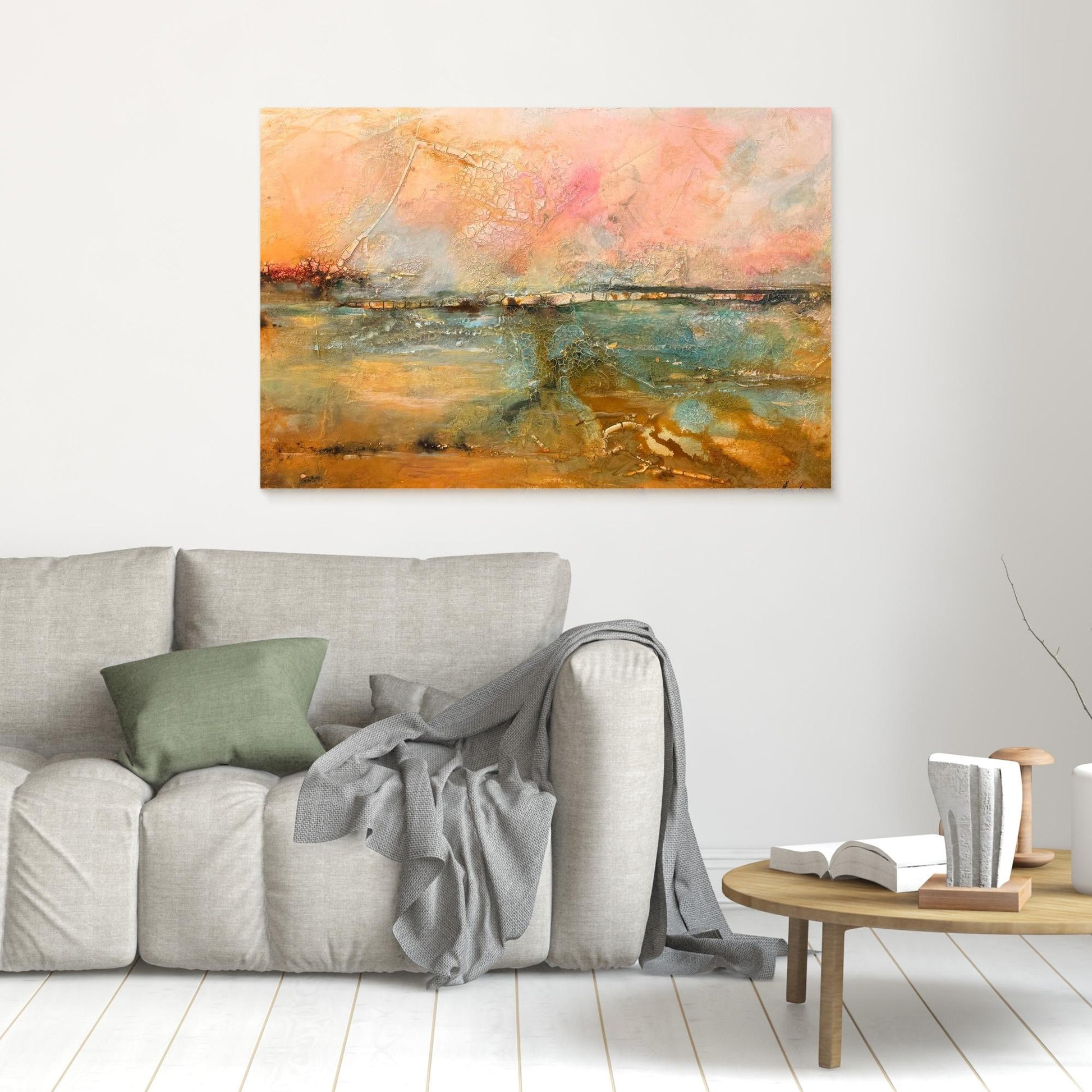 Sunrise – Where Light Begins | Canvastryck man kan skönja havsmotiv och tavlan går i mjuka varma pastelltoner. Tavlan passar perfekt över soffa eller säng