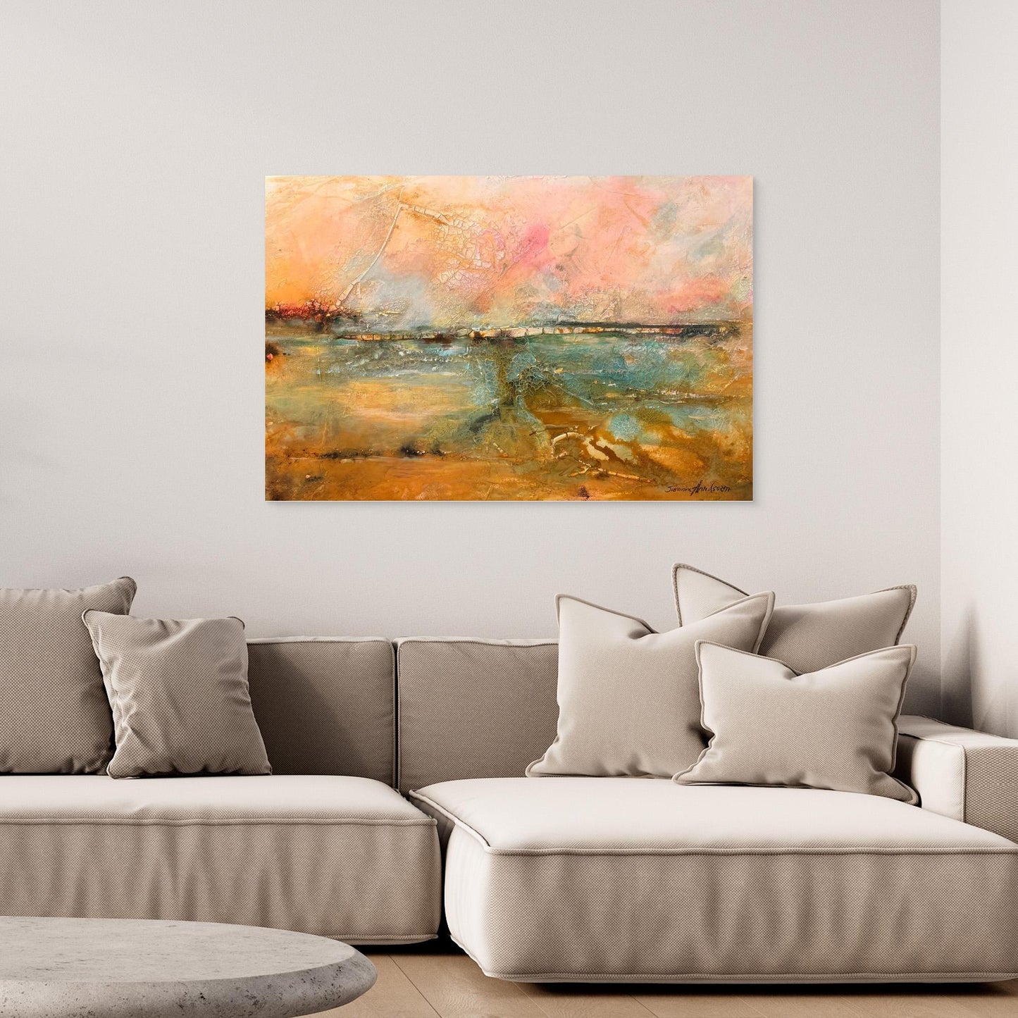 Sunrise – Where Light Begins | Canvastryck abstrakt motiv med inspiration av havet och tavlan visar här hur snygg den är över en soffa